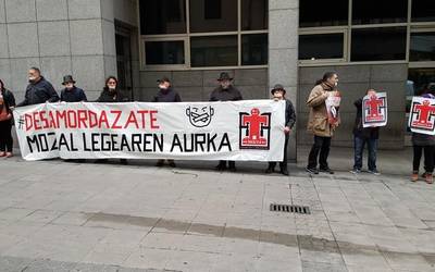 Mozal Legearen aplikazioaren aurka kontzentrazioa egin dute gaur goizean