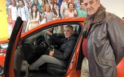 Oscar Crespo iurretarrak irabazi du JAED elkarteak zozkatutako autoa