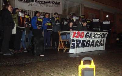 Gazte asanbladek grebarekin bat egin dute