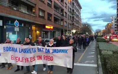[BIDEOA] 'Bidesaria lapurreta bat da’ lelopean 400 bat lagun manifestatu dira Durangaldean
