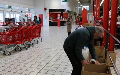 Saharara bidaltzeko elikagaiak ari dira biltzen Wadnako kideak