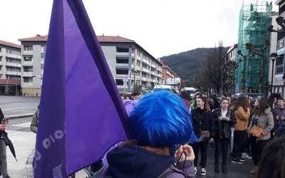 Osteguneko greba orokorrean aldarri feministak erdigunera eramatera dei egin du Xaltxerak taldeak