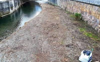Kaleak bezala, ibaiak ere garbitu dituzte herriko hainbat puntutan