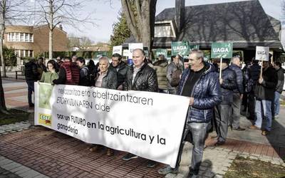 Nekazari eta abeltzainek landa eremuaren prekarizazioa salatu dute