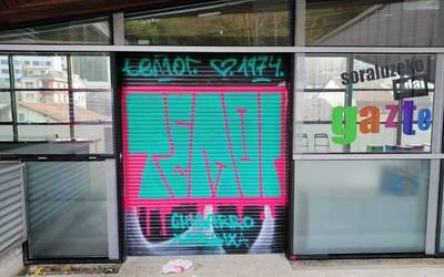 Grafitiak Gaztelekuko atean