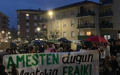 Elkarretaratze zaratatsua egin dute Zaldibarren eskolako patioaren alde