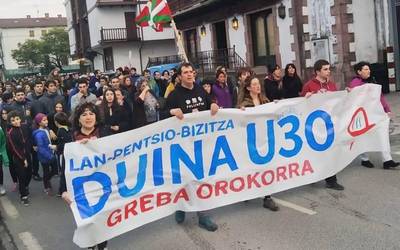 Jendetza bildu da Donezteben egin duten manifestazioan