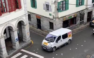 Auto-karabana Doneztebetik Elizondora bidean da