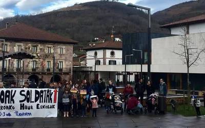Haur eskolek elkarretaratzeak deitu dituzte Elizondoko plazan