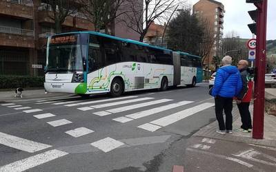 Gutxieneko zerbitzuak izango dira bihar trenetan eta autobusetan