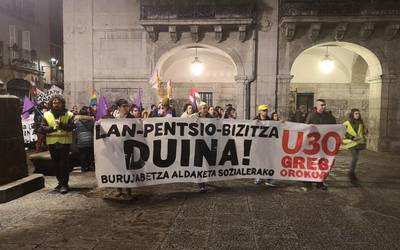 "Mugarri" izan den eguna bukatzeko, manifestazio jendetsuak