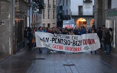 Lan, bizitza eta pentsio duinen aldeko aldarria kalera atera dute ehunka lagunek