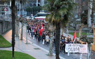 Ehunka pertsona elkartu da lan, pentsio eta bizitza duinak aldarrikatzeko manifestazioan