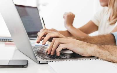 Interneteko bitartekarien bitartez hotelak erreserbatzeak izan ditzakeen arriskuez ohartarazi du Iratxek