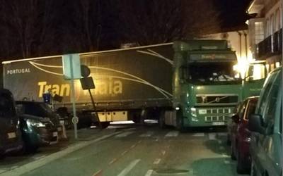 Kamioi bat pasatu ezinda geratu da kultur etxearen aurrean