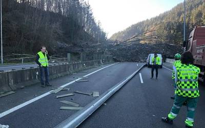 A-8 autobidea itxita dago Zaldibar parean, luizi handi bategatik