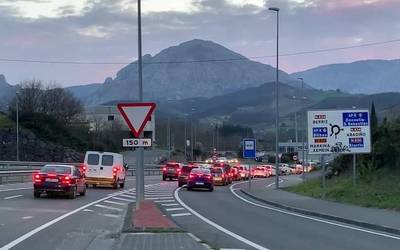 [BIDEOA] Durangaldeko trafikoan nabarmen eragin du luiziak