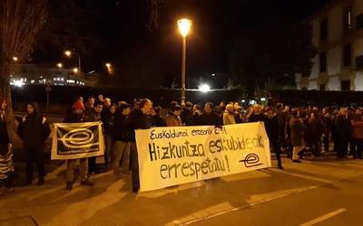 Hainbat lagun batu dira Durangon, “hizkuntza eskubideak urratu” zizkiotela salatu zuen grebalariari babesa emateko