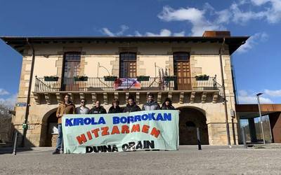 Abadiñoko kiroldegiko langileek udaletxe atarira eraman dute protesta