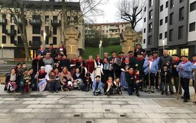 [ARGAZKI GALERIA]: Santa Ageda koplak abestu dituzte Etxanoko auzotarrek