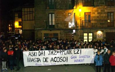 "Lau urte beranduago ere, guk sinisten dizugu!"
