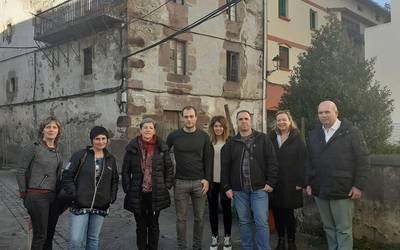 Nafarroako Parlamentuko ordezkariek Goizuetako ospitale zaharra bisitatu dute