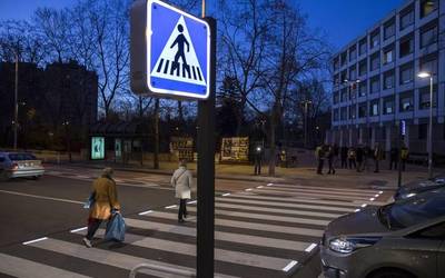 Led-ez argiztatutako Iruñeko lehen zebrabidea ezarri dute Antso Azkarra etorbidean