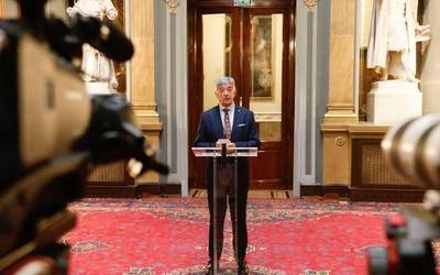 Sexu bihurketarako pseudoterapiak egiten dituztenen aurkako zigor penalak aztertzea proposatu du Koldo Martinezek