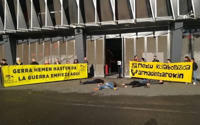 "Heriotza-enpresak ez dira ongi etorriak EHUn, armagintza enpresekiko kolaborazioa eten!"