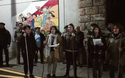Abesbatza eta txistulariak batera Santa eskean