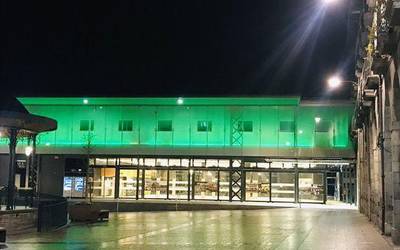 Minbiziaren Aurkako Egunean, berdez argiztatu dute Azoka Plaza