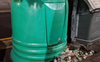 Kejie ta desditxie: 'Guardia kaleko beira edukiontzia gainezka berriz ere'