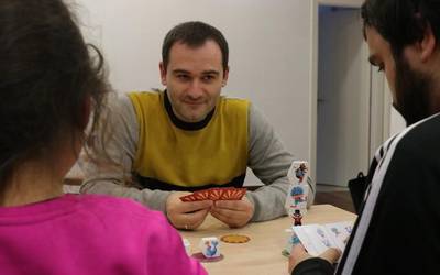 Mahai jolasak probatzeko aukera egon da Antzuolan