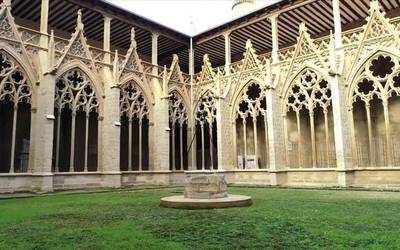 Iruñeko katedralaren klaustro gotikoa zaharberritzeko lanak bukatu dituzte