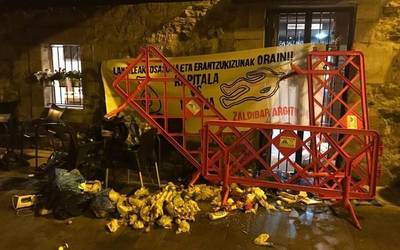 Elorrioko Batzokiaren aurrera zaborra bota dutela salatu du EAJk
