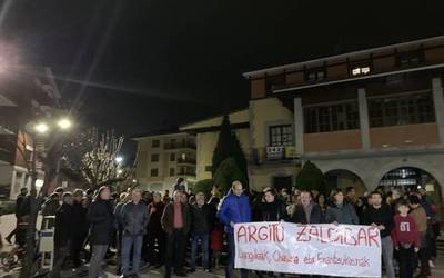 [BIDEOA] Jendetza batu da Zaldibarren hondakindegian gertatutakoa argitzea eskatzeko
