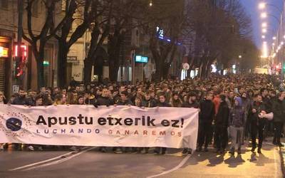 Iruñerrian apustu etxerik ez dutela nahi aldarrikatu dute milaka pertsonak