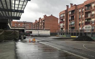 Herri Eskolako Aita Mari eraikineko obrak eten ditu Udalak, betelan lurrak kutsatuta egon daitezkeelakoan