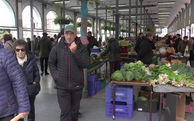 Barazkien salmentak gora egin du Tolosako azokan