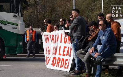 Mobilizazio zikloa abiatu dute Tubacexen, 60 egunez zigortutako langilearen alde