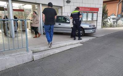 Auto bat trabatuta gelditu da Bidezabaleko metro-geltokiaren sarreran