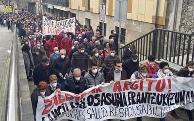 [BIDEOA] Milaka lagunek 'Zaldibar argitu!' aldarrikatu dute Eitzagan