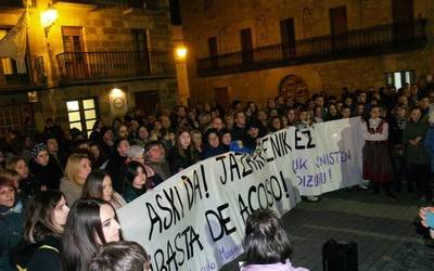 Mugimendu feministak bortxatuaren kontrako jazarpena salatu du