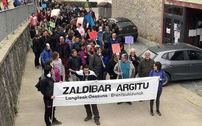 Elgetatik Zaldibarrerako manifestazioa iruditan