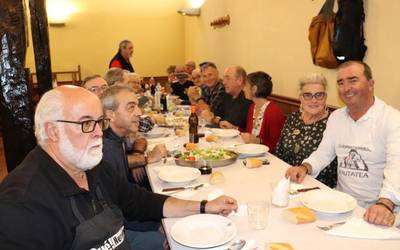 Madrilera pentsioen hobekuntza eskatzera joan ziren erretitatuek bazkaria izan zuten atzo Urduñan