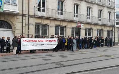 Hainbat lagun Gasteizko legebiltzarraren aurrean mobilizatu dira hondakindegiaren auzia argitu dadin eskatzeko