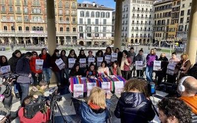 "Aurten ere borrokan gaituzte! Gora borroka feminista!"