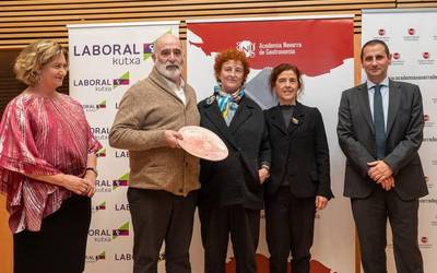 Nafarroako Gastronomia Akademiaren sari berezia jaso du Lesakako Kasino jatetxeak