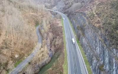 N-121-A errepidearen inguruko erreportajea egin du Xaloa Telebistak