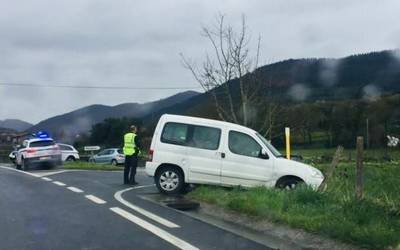 Auto bat atera da errepidetik Orozkoko sarreran